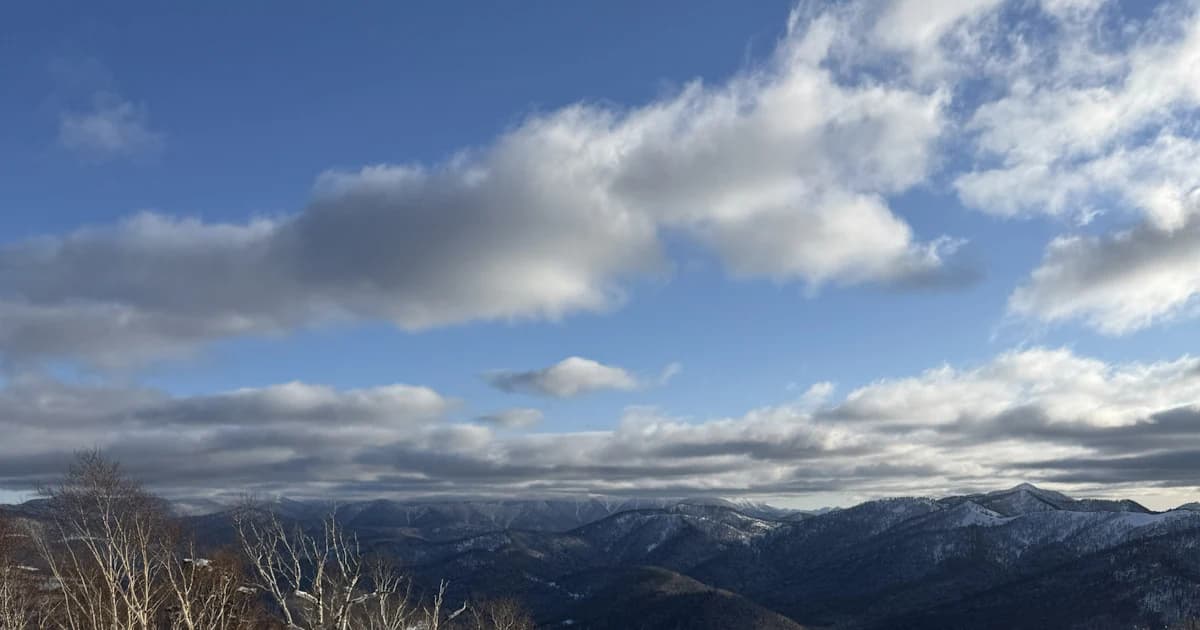 北海道大雪山旭岳一帶的冬季山稜與雪原景色