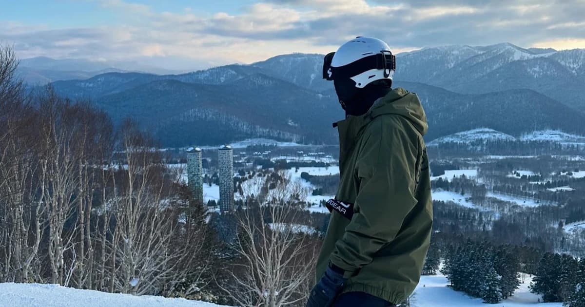 從雪道高處俯瞰北海道山谷與市鎮的冬季景色