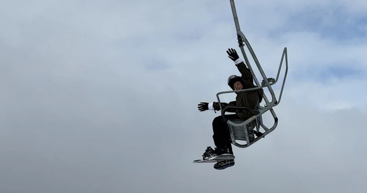 北海道雪場纜車與冬季天空的照片