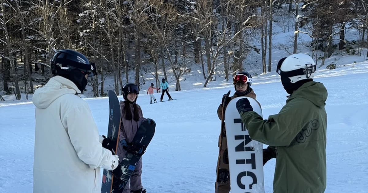 雪場緩坡上教練與學員進行單板教學的情境照片