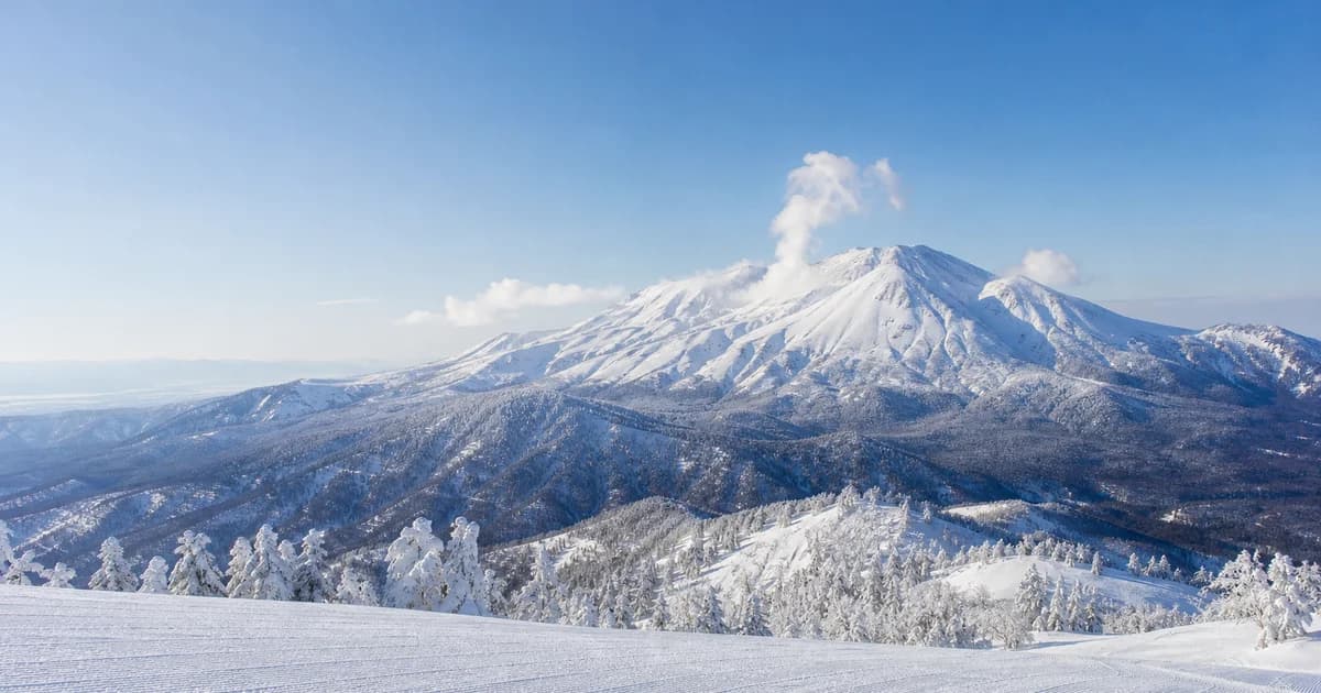 旭川周邊雪山與滑雪地形的寫實照片