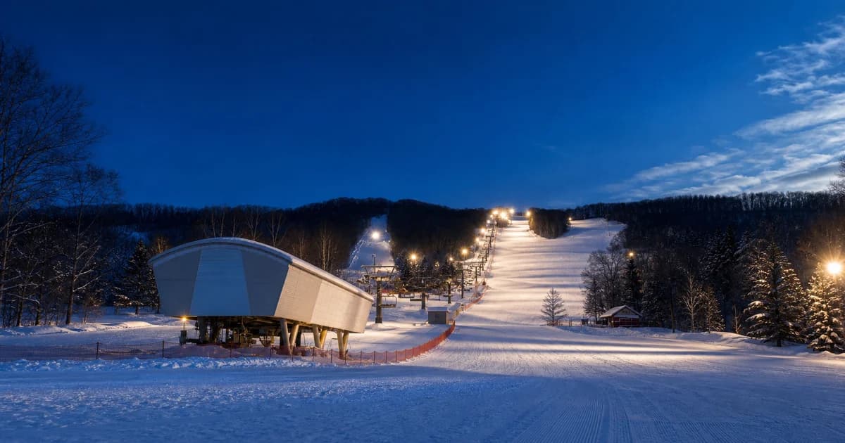 東川 Canmore 夜間滑雪場與空雪道的寫實照片
