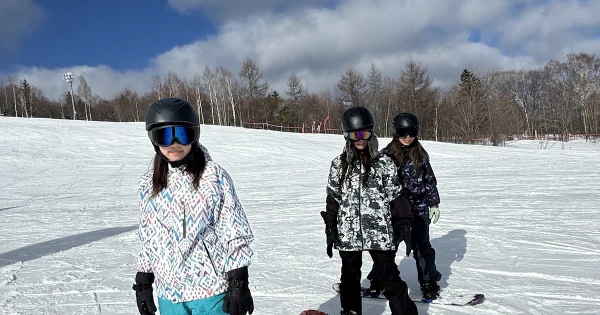 初學者在北海道雪場緩坡上練習的冬季照片
