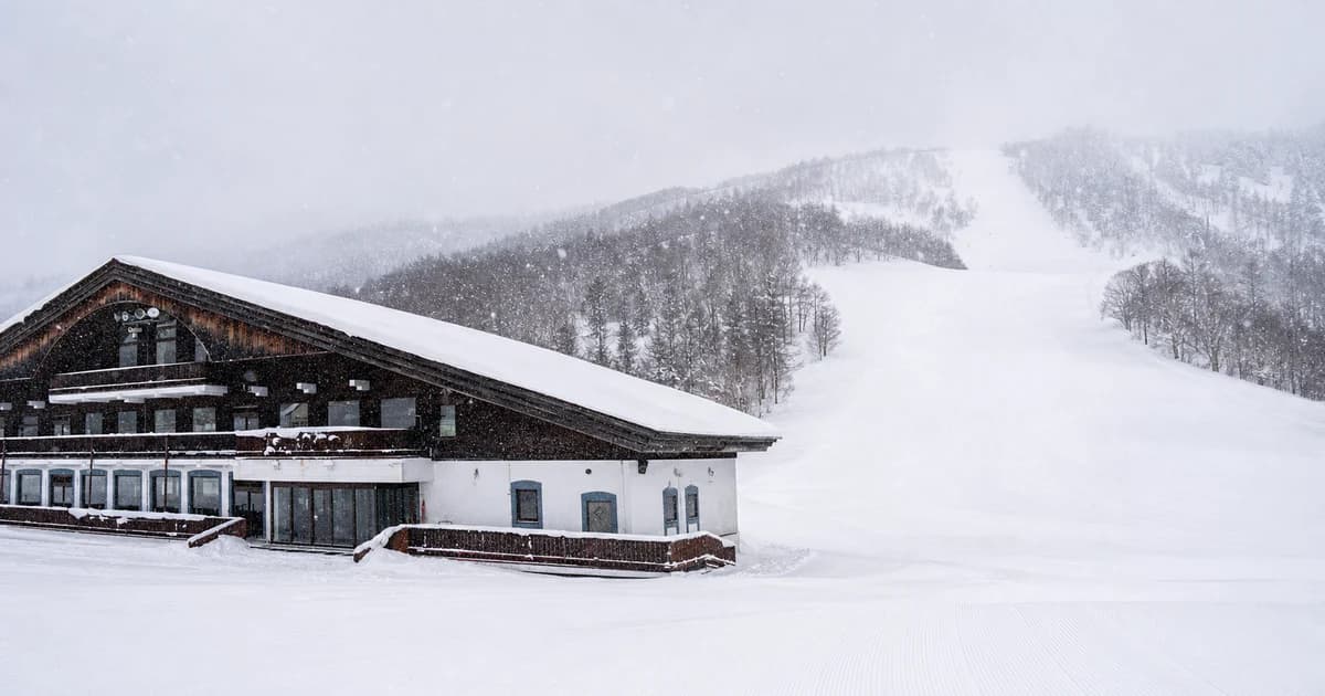 神威岳國際滑雪場空雪道與山莊的寫實照片