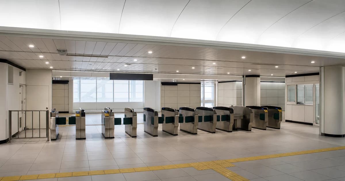 新千歲機場車站閘口與轉乘空間的寫實照片