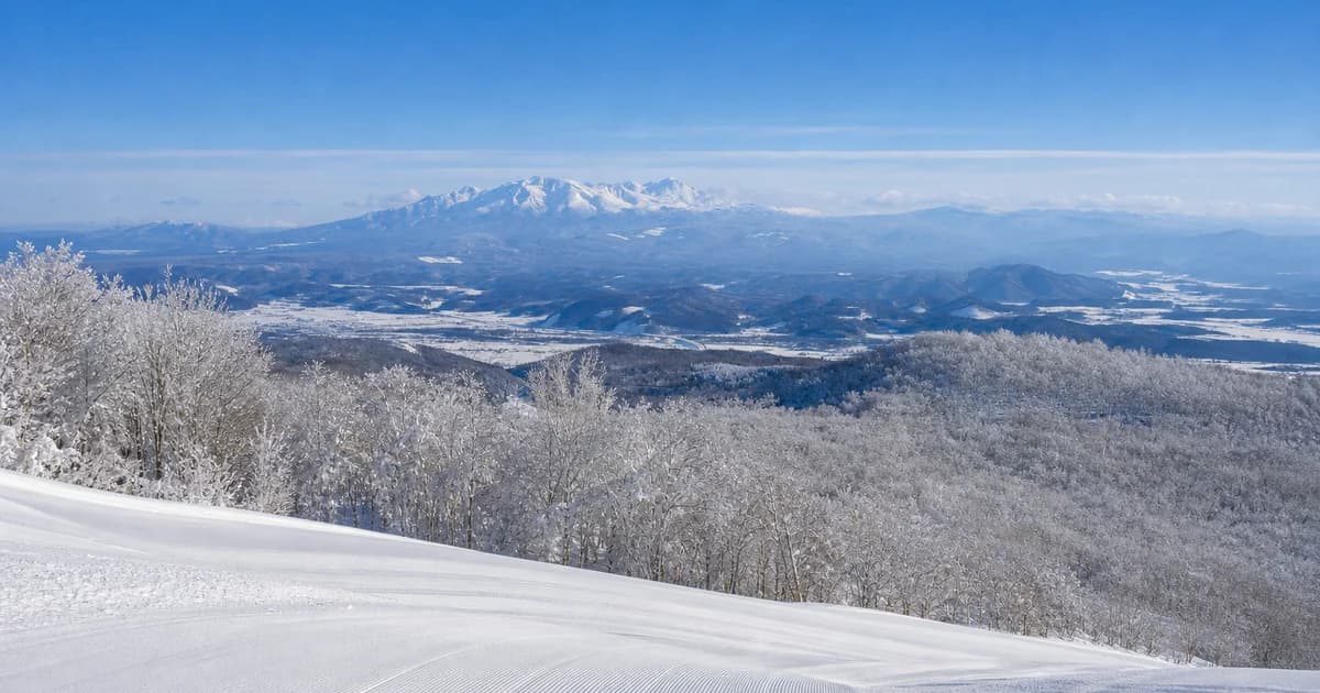 比布滑雪場空雪道與大雪山景觀的寫實照片